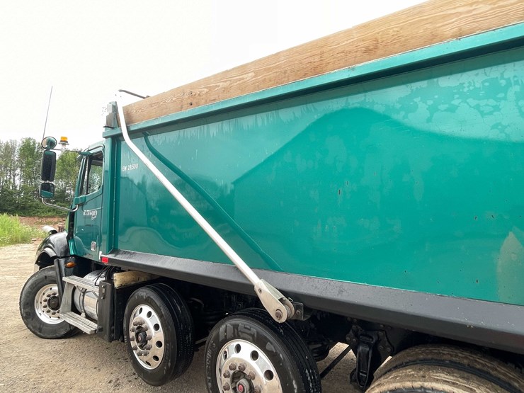 #142-•-2005-freightliner-dump-truck-(title-in-delay)-(denmark,-wi)-image-17