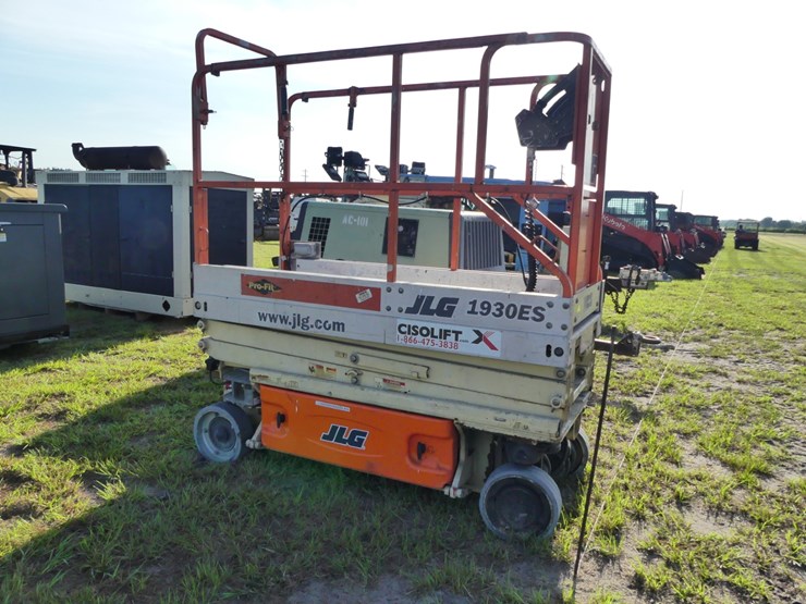 jlg-scissor-lift-image-2