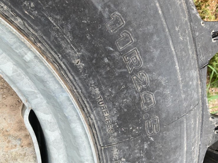 recapped-11r24.5-pivot-tires-&-rims-image-9