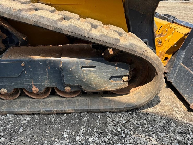 2021-deere-317g-image-14