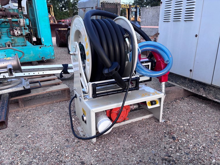 #3531-•-fuel-pump-with-hose-reel-and-nozzle-image-2