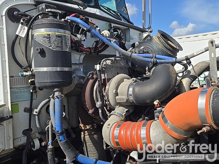 2012-peterbilt-348-image-71
