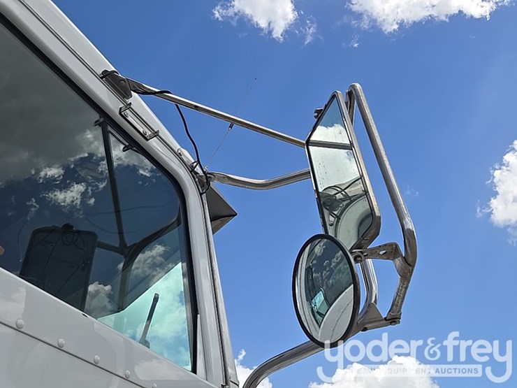2014-peterbilt-348-image-60