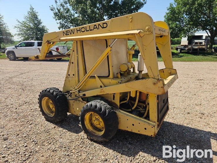 new-holland-l775-image-5