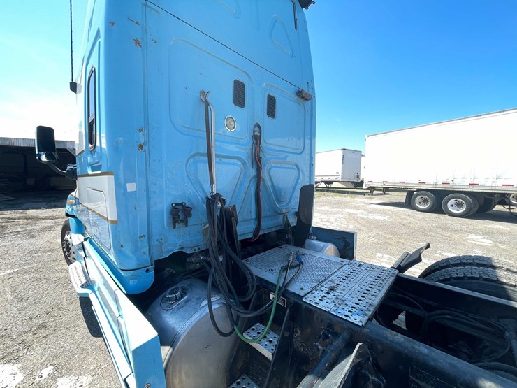 #111-•-2013-freightliner-semi-tractor-(has-wi-title)-(denmark,-wi)-image-13