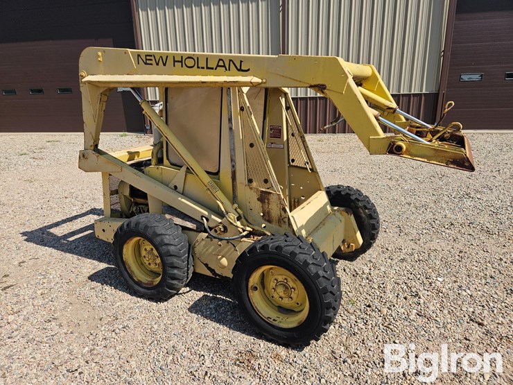new-holland-l775-image-1