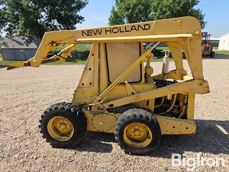 new-holland-l775-image-18