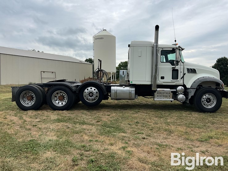 2015-mack-granite-gu713-image-4