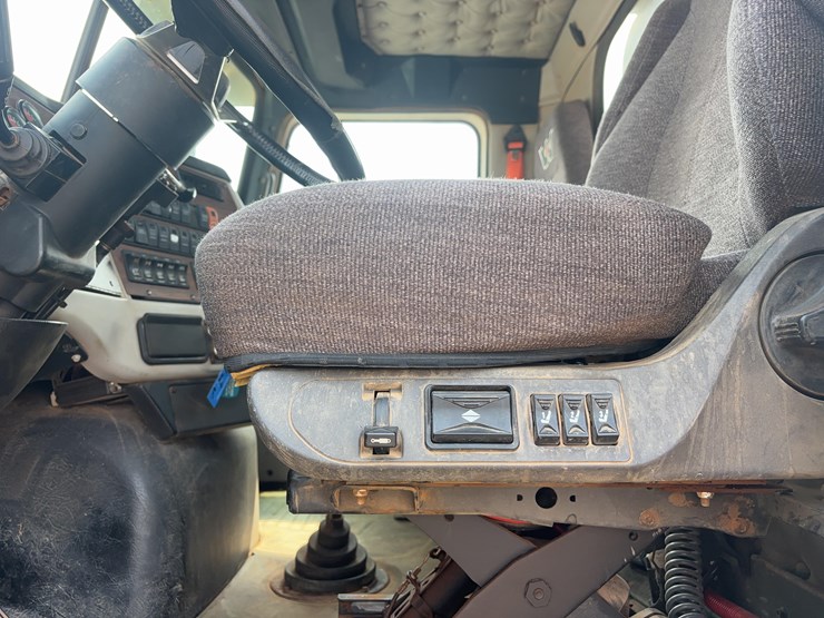 2015-western-star-w4700-semi-image-23
