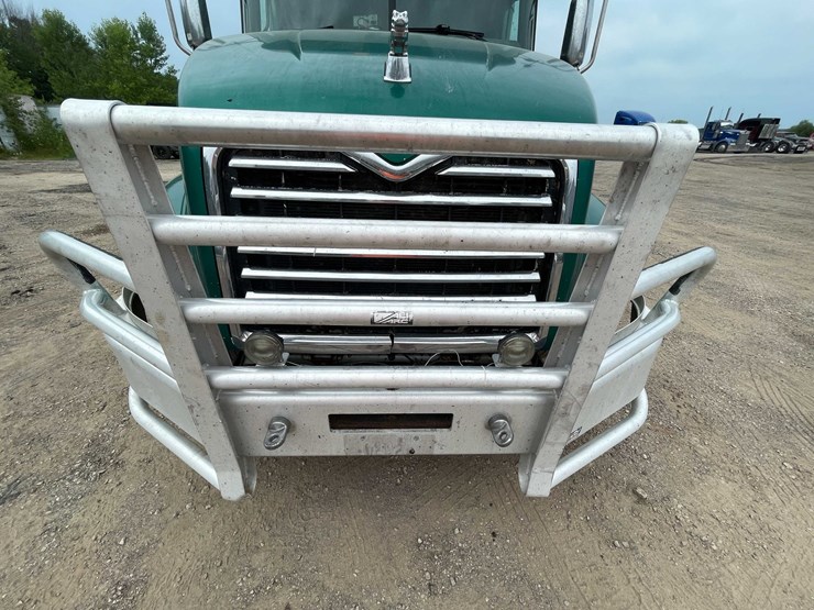 #114-•-2011-mack-semi-tractor-(has-wi-title)-(denmark,-wi)-image-61