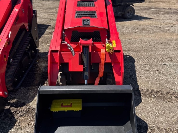 new-sdlool-co-kubota-diesel-stand-on-skidloader-model-sl-v1000-image-2