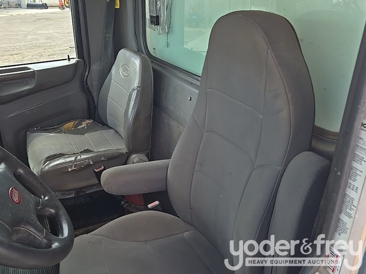 2014-peterbilt-348-image-59