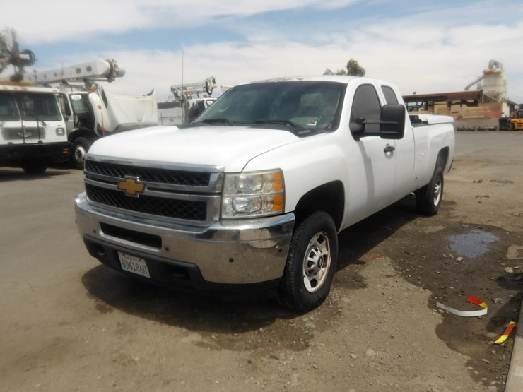 2013-chevrolet-silverado-2500-image-2