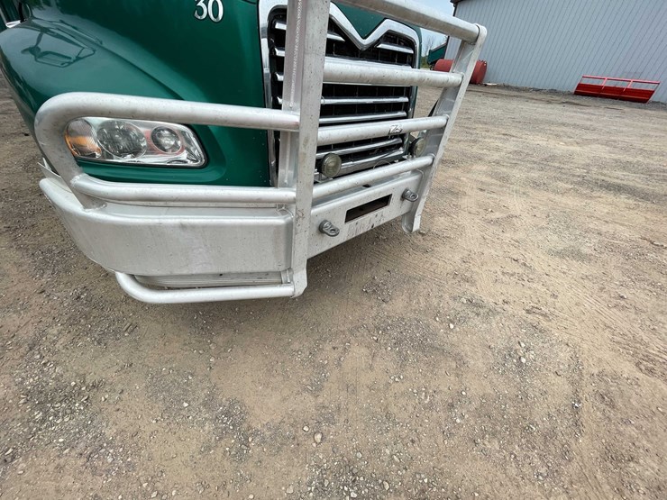 #114-•-2011-mack-semi-tractor-(has-wi-title)-(denmark,-wi)-image-59