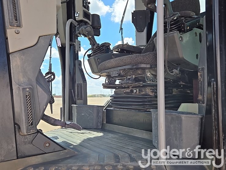 2016-caterpillar-140m3-awd-image-62