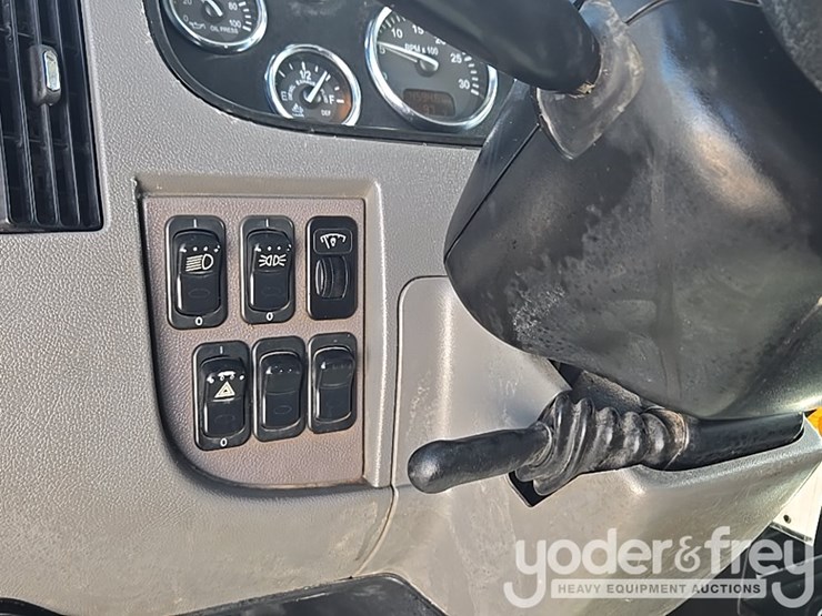 2012-peterbilt-348-image-91