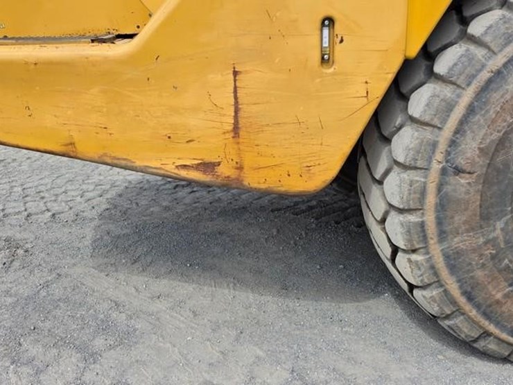 2011-caterpillar-740-image-8