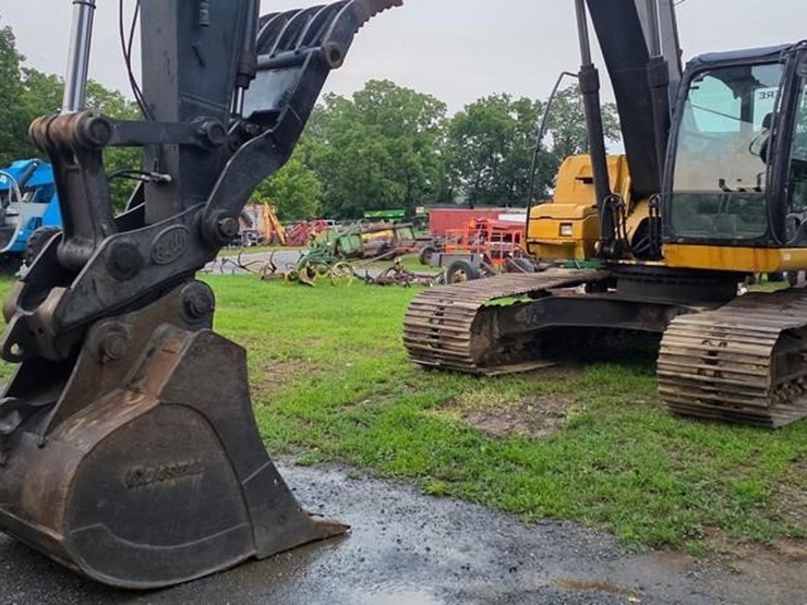 2011-deere-240d-lc-image-65