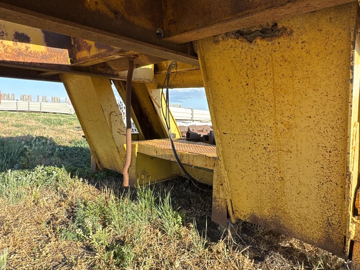1979-transport-pfgtx-t1-35dw-tri/a-folding-neck-lowboy-image-9