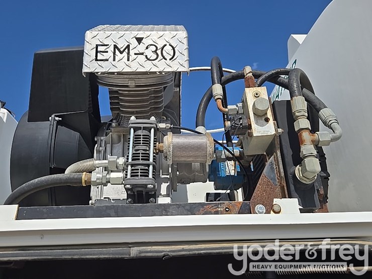 2012-peterbilt-348-image-40