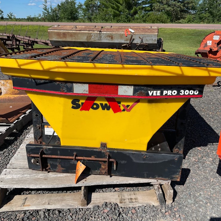 #637 • SnowEx Vee Pro 3000 Poly Hopper (Mason, WI)