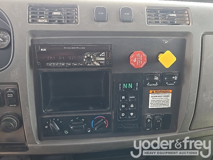 2018-peterbilt-348-image-70