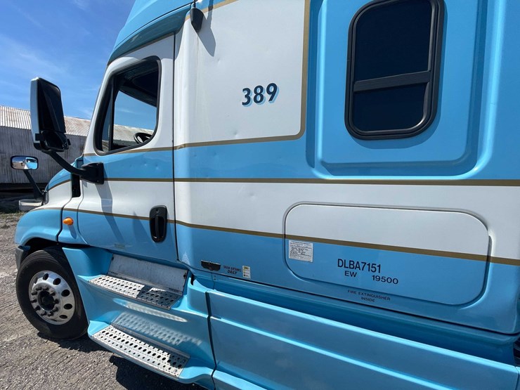 #111-•-2013-freightliner-semi-tractor-(has-wi-title)-(denmark,-wi)-image-7