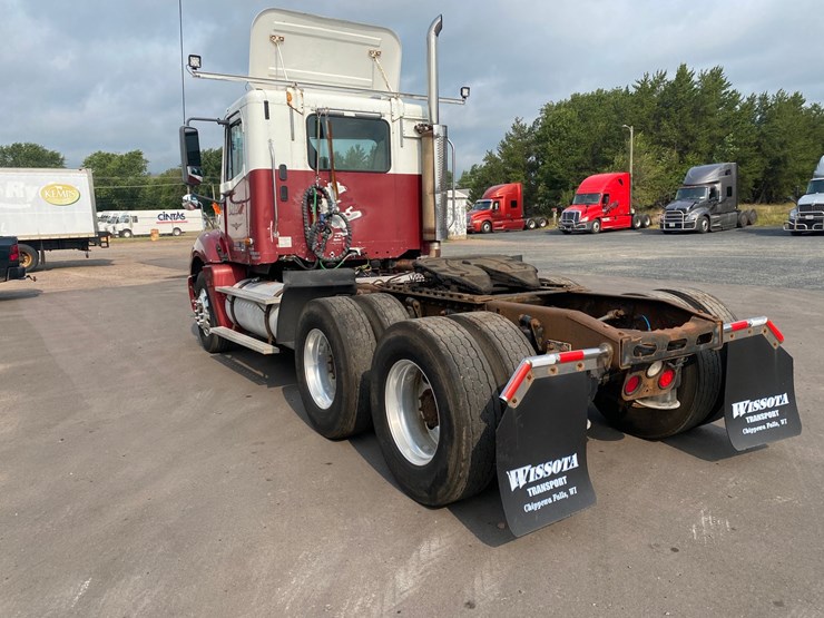 #119-•-2004-freightliner-day-cab-semi-tractor-(has-wi-title)-(eau-claire,-wi)-image-7