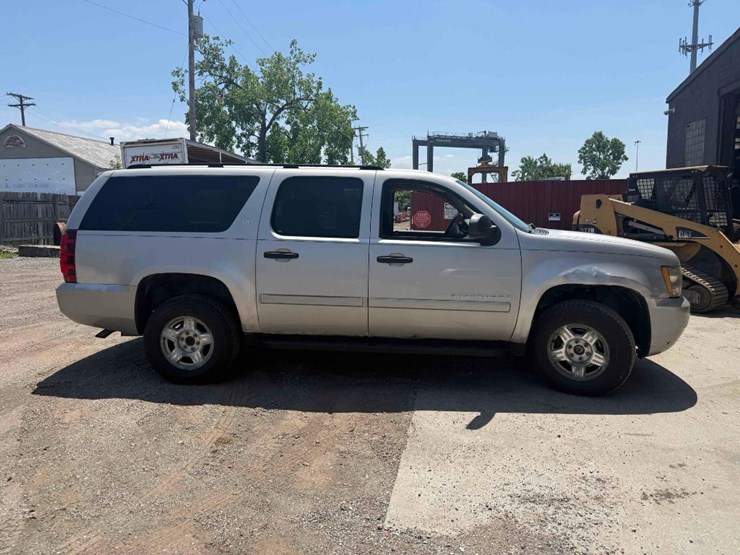 2007-chevrolet-suburban-image-1