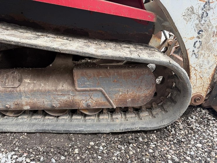 2011-takeuchi-tl240-image-15