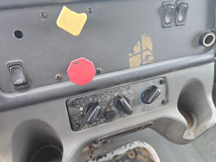 2006-freightliner-m2-106-image-49