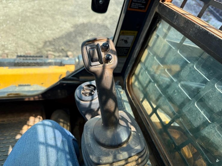 2021-deere-317g-image-20