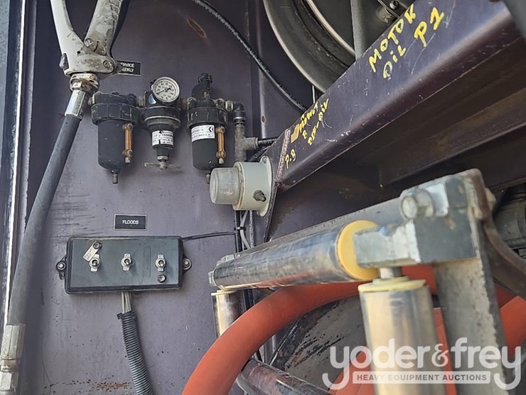 2012-peterbilt-348-image-42