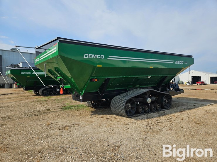2023-demco-2200-grain-cart-image-5