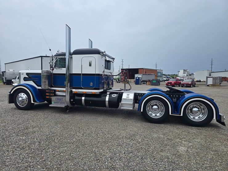 2000-peterbilt-379-image-8