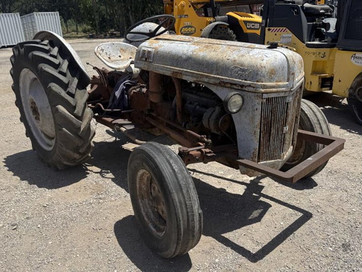 ford-tractor-image-3