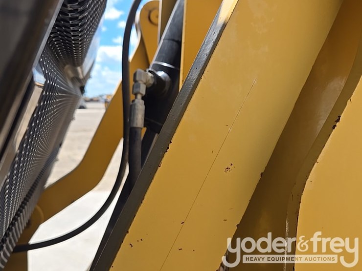 2016-caterpillar-140m3-awd-image-43