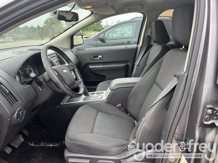 2010-ford-edge-image-16