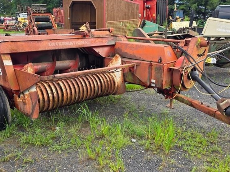 internatinal-435i-square-baler-image-1