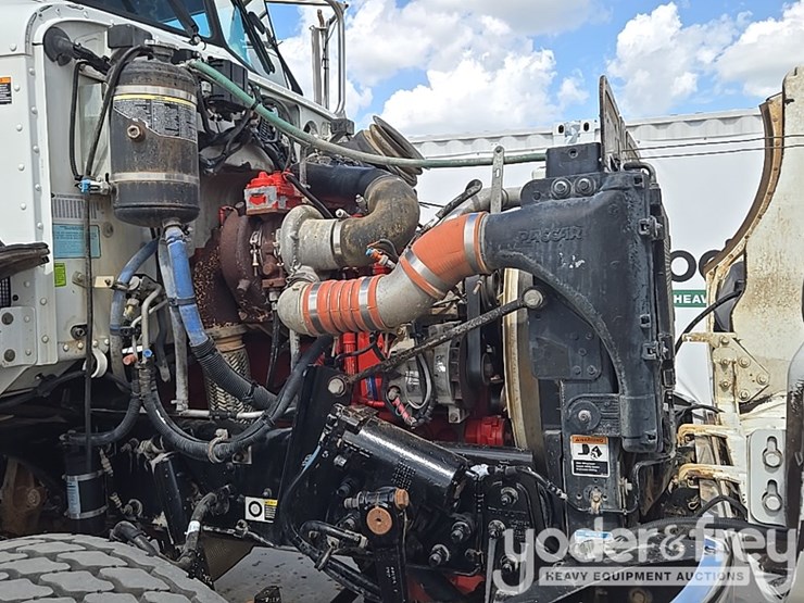 2014-peterbilt-348-image-48