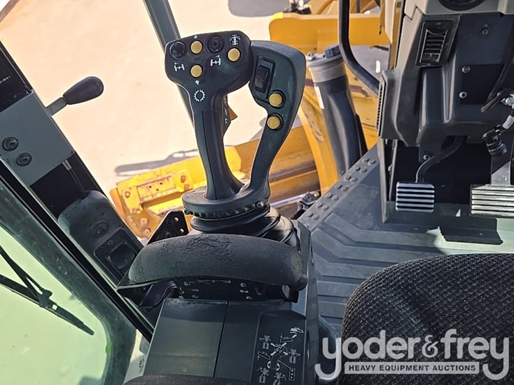 2016-caterpillar-140m3-awd-image-67