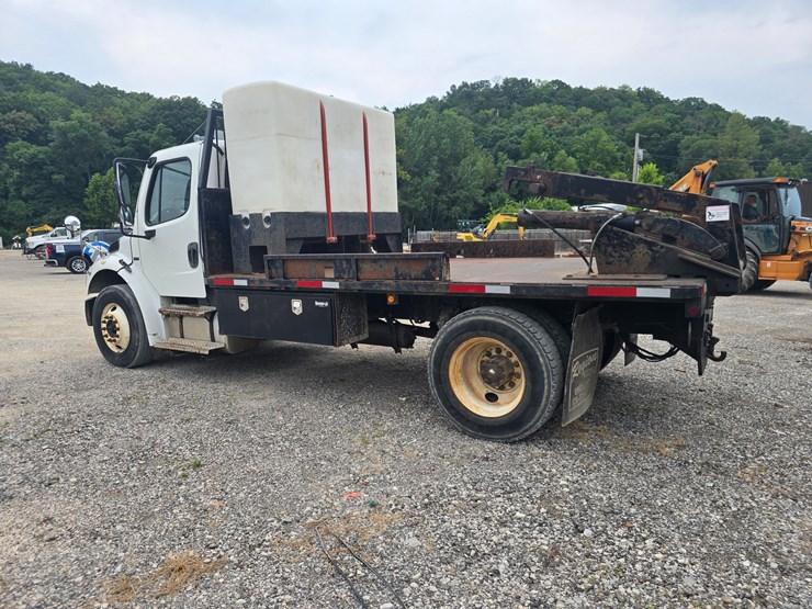 2006-freightliner-m2-106-image-8