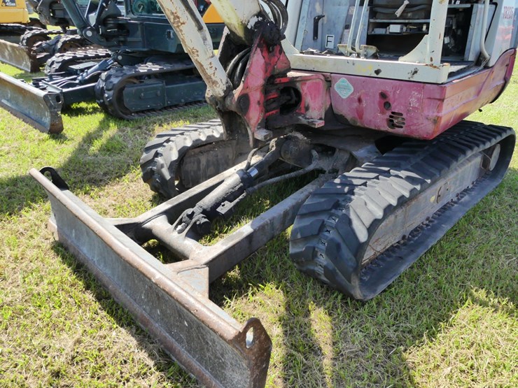 takeuchi-tb235-image-10