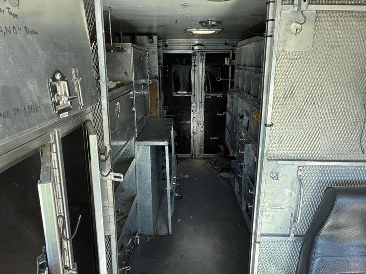 2002-workhorse-p42-image-16