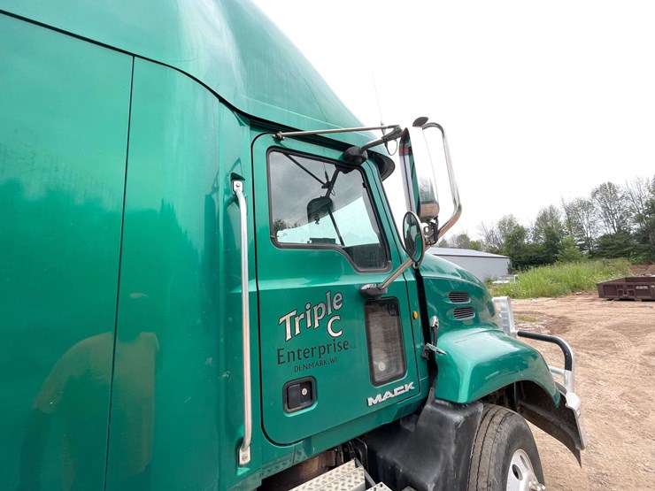 #114-•-2011-mack-semi-tractor-(has-wi-title)-(denmark,-wi)-image-52
