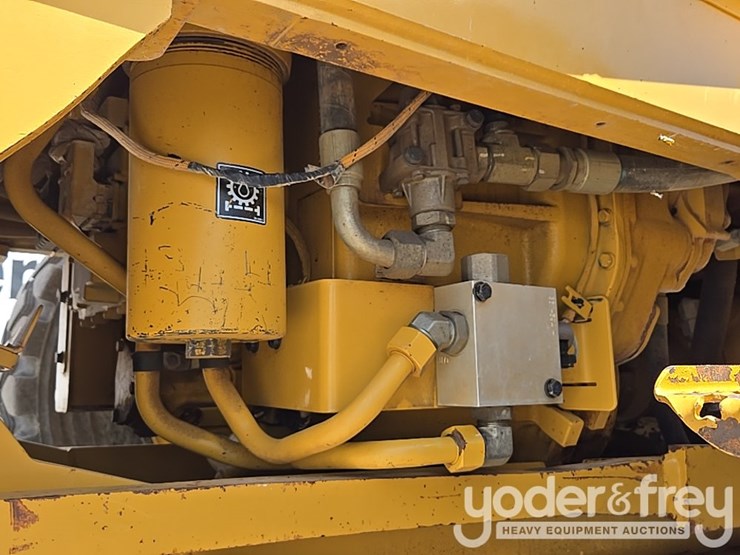 2016-caterpillar-140m3-awd-image-40