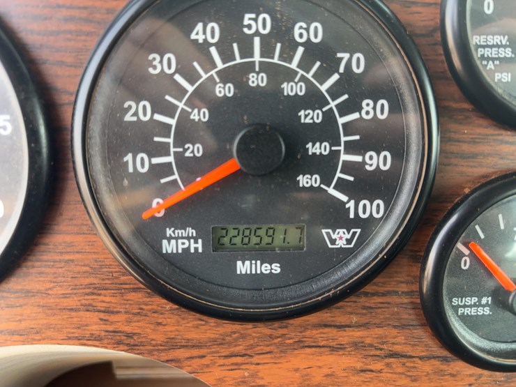 2015-western-star-w4700-semi-image-32