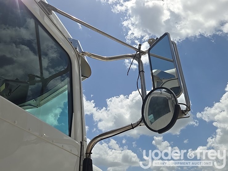 2018-peterbilt-348-image-59