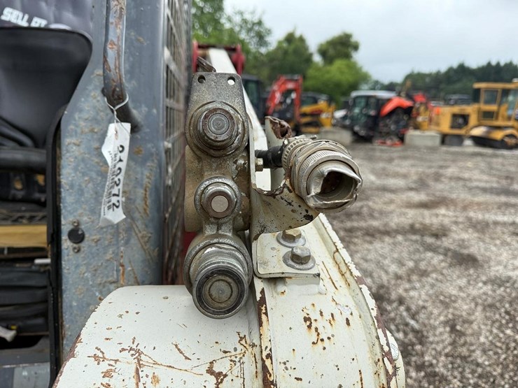 2011-takeuchi-tl240-image-11