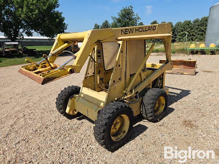 new-holland-l775-image-3